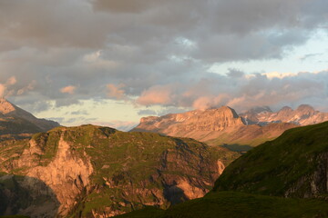 Fototapeta na wymiar Alpenglühn. Bergpanorama im Sommer