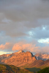 Alpenglühn. Bergpanorama im Sommer