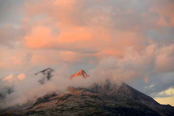 Alpenglühn. Bergpanorama im Sommer