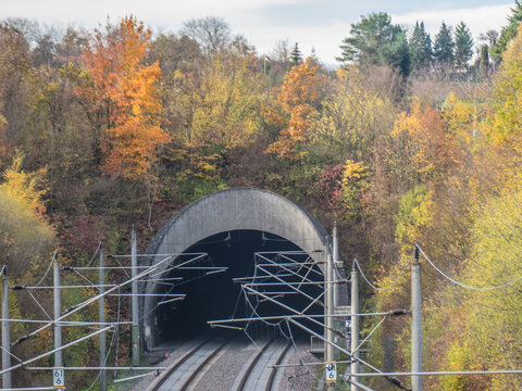 Eisenbahntunnel im Herbst