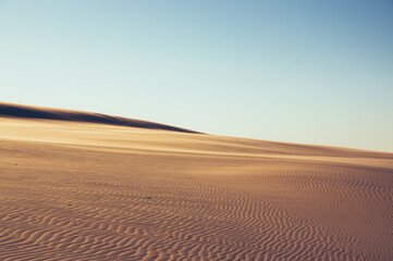 Krajobraz pustynny błękitne niebo i ruchome piaski w pięknym świetle zachodzącego słońca - obrazy, fototapety, plakaty