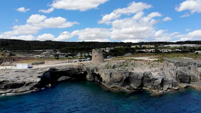 Europa Italien Sommer Drohne Flug &uuml;ber Strand Felsen Wand am Meer w&auml;hrend Corona Covid Pandemie Urlaub Ferien t&uuml;rkis Ozean sch&auml;umende Wellen Reise Drohnenflug Ruine Leuchtturm 