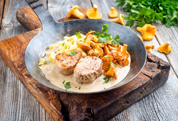 Modern Style traditionelle gebratene Filet Medaillons vom Schwein in Rahmsauce mit Pfifferlingen...