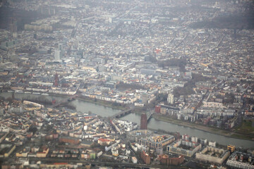Ausblick auf eine Stadt und Fluss aus dem Flugzeug