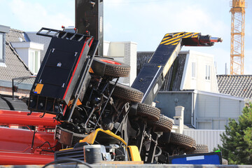 Schwerer Kranunfall mit total zerstörtem Wohnhaus