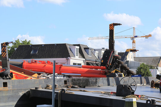 Schwerer Kranunfall mit total zerst&ouml;rtem Wohnhaus