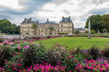 Fototapeta na wymiar Luxembourg Palace in Paris