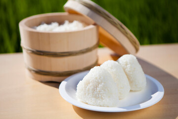 炊き立ての白米とおにぎり