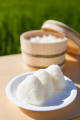 炊き立ての白米とおにぎり