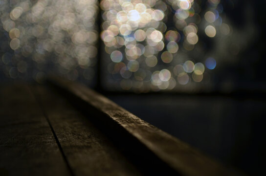 Madera y fondo con luces que entran por la ventana bokeh