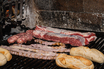 asado típico y tradicional argentino carne de vaca cerdo chinchulin morcilla chorizo costilla...