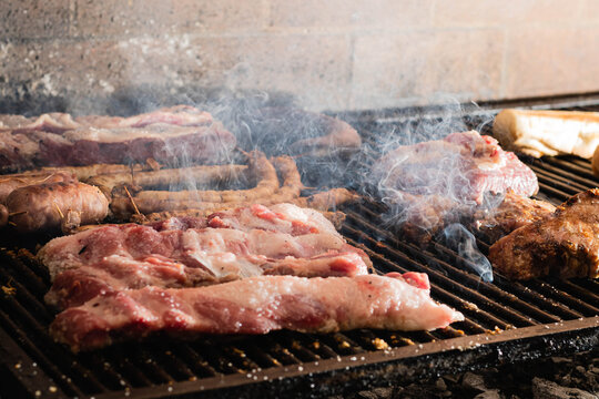 asado típico y tradicional argentino carne de vaca cerdo chinchulin morcilla chorizo costilla sobre parrilla a las brasas córdoba argentina