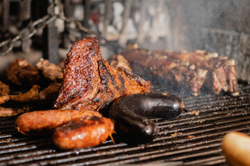asado típico y tradicional argentino carne de vaca cerdo chinchulin morcilla chorizo costilla...