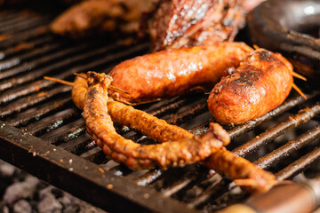 asado típico y tradicional argentino carne de vaca cerdo chinchulin morcilla chorizo costilla sobre parrilla a las brasas córdoba argentina