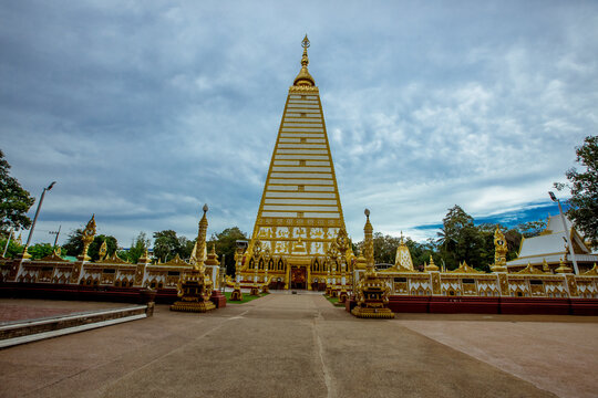 Landmark Wat Phra That Nong Bua is a Dhammyuttika temple, one of important temples in Ubon Ratchathani. The highlight of this place is Sri Maha Pho Chedi, in day time in thailand