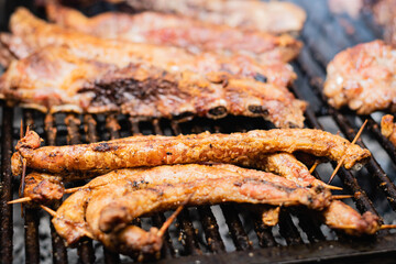 asado típico y tradicional argentino carne de vaca cerdo chinchulin morcilla chorizo costilla...