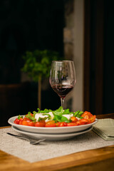 burrata en ensalada de tomates cherry y achicoria verde en fiesta familiar córdoba argentina