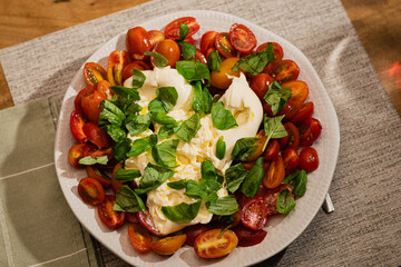 burrata en ensalada de tomates cherry y achicoria verde en fiesta familiar córdoba argentina
