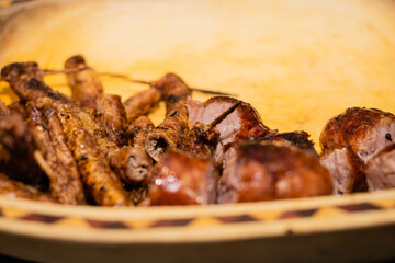 asado típico y tradicional argentino carne de vaca cerdo chinchulin  morcilla chorizo costilla sobre parrilla a las brasas córdoba argentina