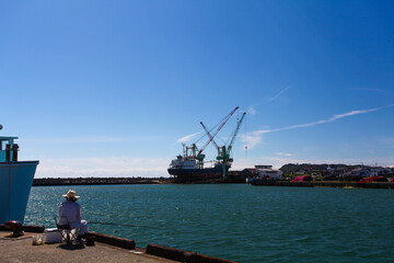 釣り人と造船所