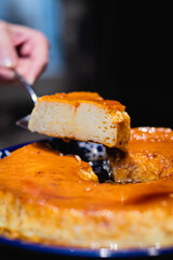 flan casero de huevo y vainilla con azúcar y caramelo  en reunión familiar  córdoba argentina