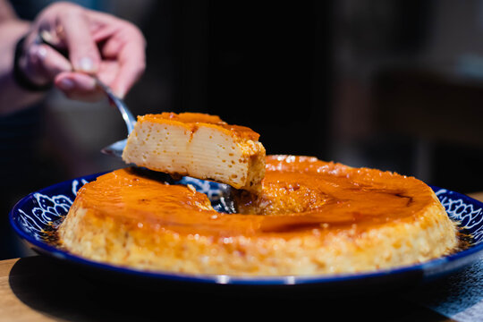 flan casero de huevo y vainilla con az&uacute;car y caramelo  en reuni&oacute;n familiar  c&oacute;rdoba argentina