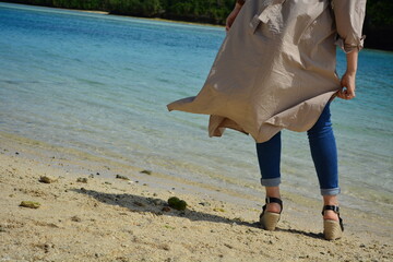 浜辺に佇む女性