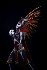 hombre latino , catrin de dios azteca, calavera prehispanica, con saumerio e incienso y fuego,...