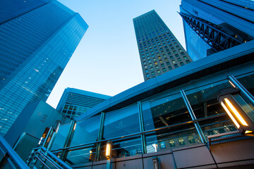 Fototapeta premium ライトアップした汐留のビル群