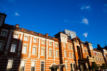 夕日に照らされる東京駅舎