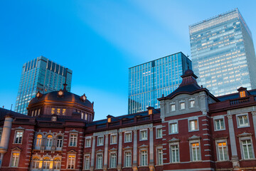 Fototapeta premium 夕暮れ時の東京駅丸の内口