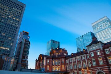 Fototapeta na wymiar 夕暮れ時の東京駅丸の内口