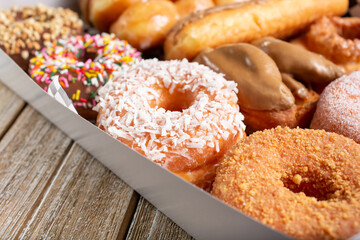 A view of several popular flavor donuts in a pastry box.