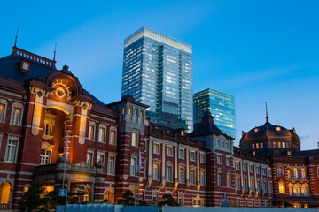 夕暮れ時の東京駅丸の内口