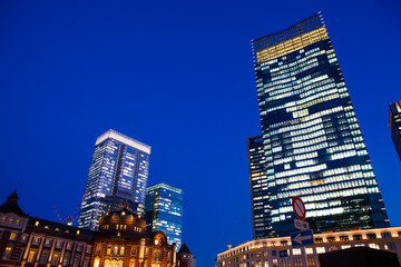 Obraz premium 夕暮れ時の東京駅丸の内口