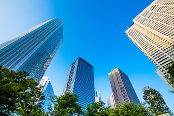 新宿のオフィスビル群