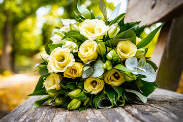 gelber Rosenstrauß Hochzeitsstrauß auf Holzbank
