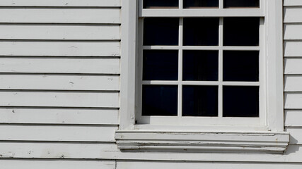 レトロで洋風な家の窓