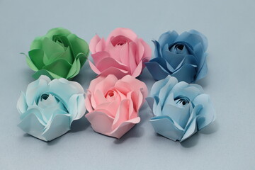 折り紙で作った手作りのバラの花