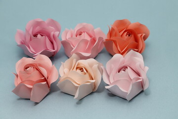 折り紙で作った手作りのバラの花