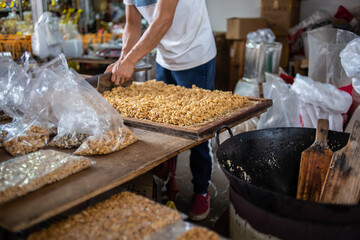 Process of making peanut candy in traditional Chinese pastries