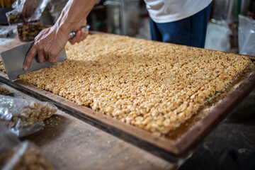 Process of making peanut candy in traditional Chinese pastries