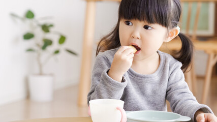 おやつを食べる子供