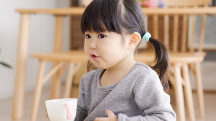 水分補給をする子供