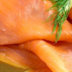 tranches de saumon fumé dans une assiette