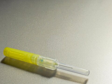 点滴に使うサーフロー針(留置針)、サイズ24G(黄色)