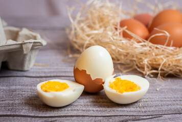 uevos duros con paja de granjero y al medio destaca uno diferente que tiene media cáscara
