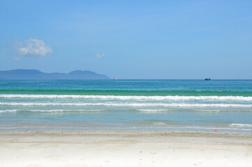 Fototapeta na wymiar Sandy beach Zoklet. Good weather. Vietnam.