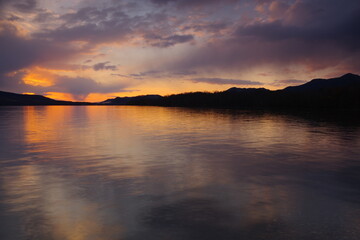 カルデラ湖の上にドラマチックな曇り空が広がる。屈斜路湖、北海道、日本。