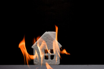 住宅火災　イメージ © tamayura39